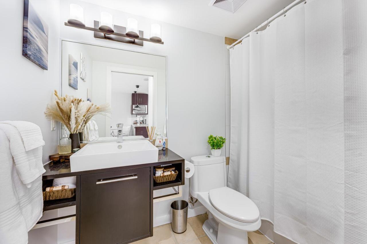 Heart Of Downtown 1 Bd Entire Condo - Pool, Gym, Parking, Office, Ac Vancouver Esterno foto